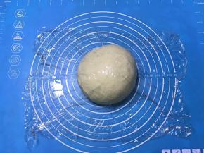 将面团排气滚圆，盖保鲜膜松弛15分钟。