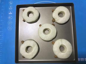 二发结束后，表层刷全蛋液，大杏仁蘸蛋液插入面团。