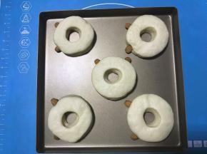 二发结束后，表层刷全蛋液，大杏仁蘸蛋液插入面团。