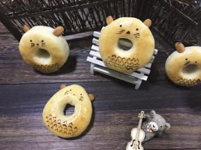 巧克力装入裱花袋，隔水融化，待面包出炉晾凉后画出表情和肚子上的花纹即可。