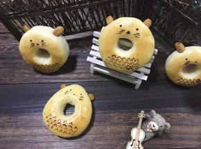 巧克力装入裱花袋，隔水融化，待面包出炉晾凉后画出表情和肚子上的花纹即可。