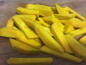 南瓜洗净去皮切条