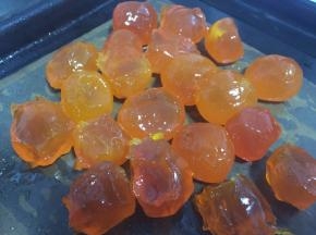 蛋黄表面喷洒适量白酒，送入烤箱200度5-10分钟