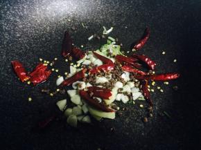 另取一锅，倒入少许食用油，加入葱姜蒜、辣椒、花椒炒香