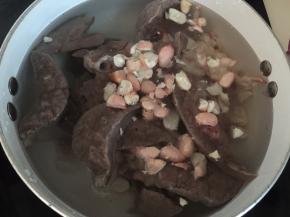 然后将花生放入洗净的猪肺锅里