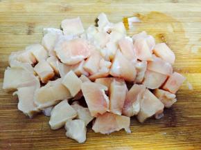 鸡肉切成小块