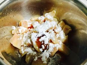 放入盆中，加入盐、鸡粉、料酒、蚝油