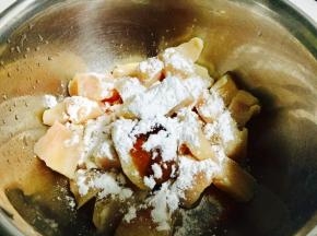 放入盆中，加入盐、鸡粉、料酒、蚝油