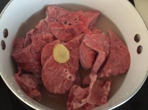 猪肺洗净后加两片姜放入适量清水的锅中煮去血沫