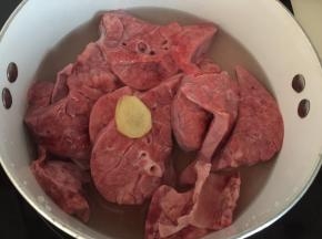 猪肺洗净后加两片姜放入适量清水的锅中煮去血沫