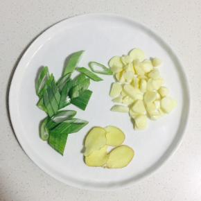 调料备好，葱蒜切碎，姜切片