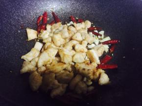 炒香后加入炸过的鸡肉翻炒