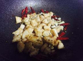 炒香后加入炸过的鸡肉翻炒