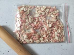 花生放入密实袋里用擀面杖压碾碎