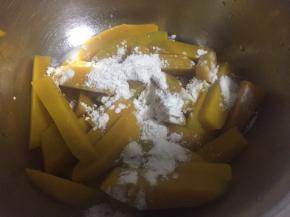 煮好的南瓜捞出沥干水分，表面裹适量干淀粉