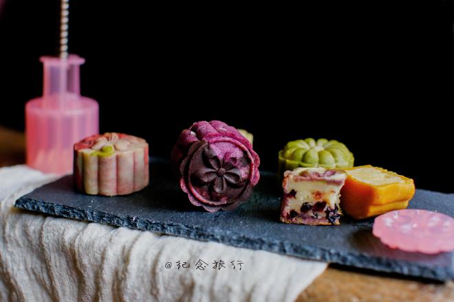 让你一次吃到四种口味的奶黄馅桃山月饼