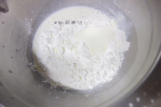 淡奶油90g 椰浆90g 白砂糖30g 奶粉40g 玉米淀粉85g 炼乳30g混合均匀备用