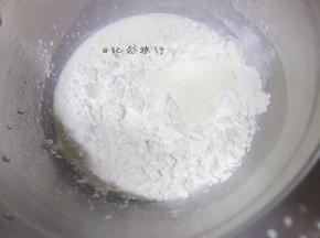 淡奶油90g 椰浆90g 白砂糖30g 奶粉40g 玉米淀粉85g 炼乳30g混合均匀备用