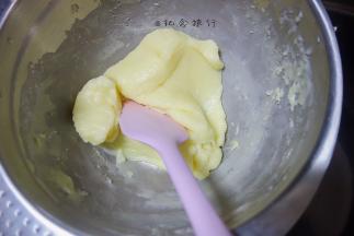 拌好的奶黄糊蒸30分钟，期间搅拌3-4次，直至完全熟透即可