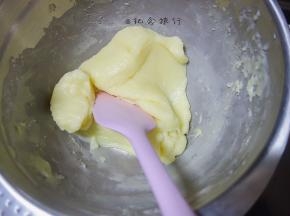拌好的奶黄糊蒸30分钟，期间搅拌3-4次，直至完全熟透即可