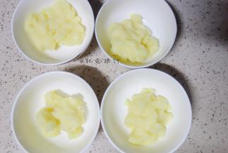 将奶黄馅大致分成四份