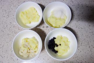 三份分别放入椰蓉、杏仁、蓝莓干混合均匀