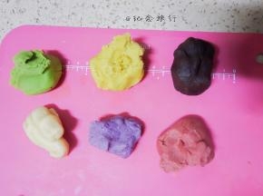 将桃山皮大致分成6份，一份原味，另外五份分别加入可可粉、草莓粉、抹茶粉、紫薯粉、南瓜粉混合均匀备用
