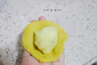 将奶黄馅每个30g分好包入桃山皮内用虎口收口