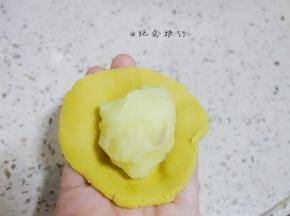 将奶黄馅每个30g分好包入桃山皮内用虎口收口