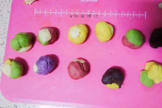 将各种颜色按自己的喜好混合成大理石纹路的，也可以做纯色的，每个20g分好备用