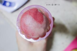 将包好的月饼搓成椭圆形，最好看的一面放入月饼模具的花纹处 用一点力气压出来