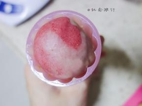 将包好的月饼搓成椭圆形，最好看的一面放入月饼模具的花纹处 用一点力气压出来