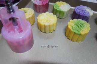将最好看的一面放入月饼模具的花纹处 用一点力气压出来