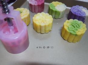 将最好看的一面放入月饼模具的花纹处 用一点力气压出来