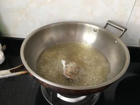 锅里注入清水，加卤料包一包，大火煮开，倒入少量的油