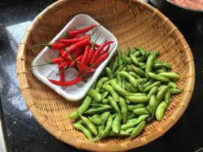 毛豆洗干净，我采用的是新鲜辣椒，比较辣才好吃，辣椒洗净即可不用摘蒂