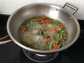 慢慢出颜色了，火关掉，锅盖盖起来，泡两个小时以上再吃，时间越长越入味，颜色就会越深