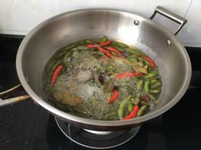慢慢出颜色了，火关掉，锅盖盖起来，泡两个小时以上再吃，时间越长越入味，颜色就会越深