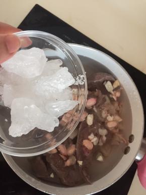 倒入冰糖一起煮开后转小火煮煮20分钟