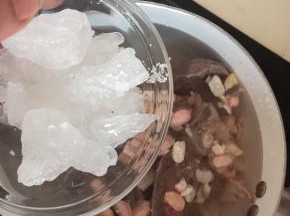 倒入冰糖一起煮开后转小火煮煮20分钟