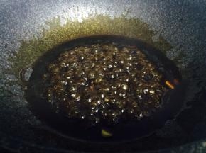 酱汁倒入锅中加热，把蒸丸子的肉汤倒进去，大火烧开至酱汁浓稠，关火