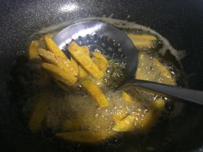 炸好的南瓜表皮变硬，捞出后沥干油分