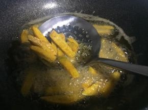 炸好的南瓜表皮变硬，捞出后沥干油分