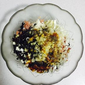 撒少许胡椒粉，芝麻油，然后加入适量干淀粉、蛋清