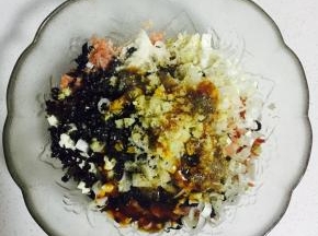 撒少许胡椒粉，芝麻油，然后加入适量干淀粉、蛋清