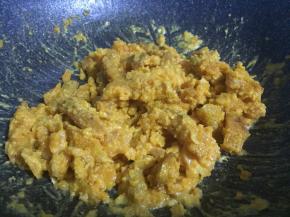 加入南瓜，轻轻翻炒两下，让南瓜被蛋黄均匀包裹