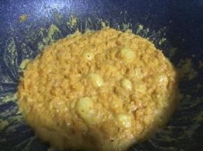 炒到蛋黄出油冒泡