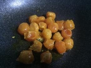 另取一锅，倒少许油，下烤好的蛋黄铲碎翻炒