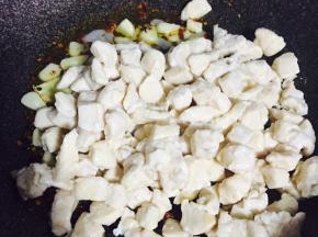 最后倒入鸡丁