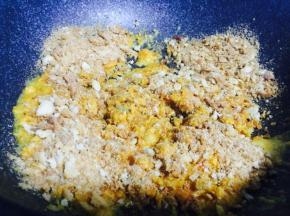 倒入面包屑，中火翻炒